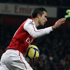 Van Persie Dituduh Menyikut Pemain Villa