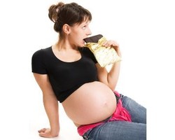 5 Makanan yang Sebaiknya Dikurangi Sebelum & Selama Hamil