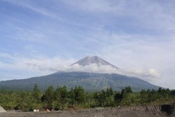 Gunung Semeru, Pendakian Ke Puncak Abadi Para Dewa