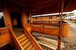 Lihat dan Bawa Pulang Rumah Kayu di Desa Woloan, Tomohon