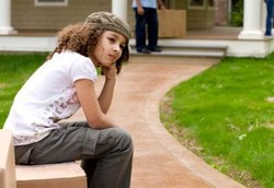 Kenapa Anak-anak Sering Berpikir Dirinya Anak Tiri?