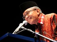 Taufiq Ismail, Dokter Hewan yang Jadi Sastrawan