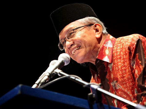 Taufiq Ismail, Dokter Hewan yang Jadi Sastrawan