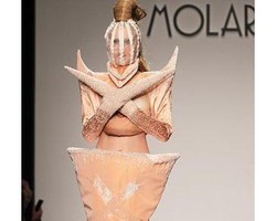 Desainer Italia Ciptakan Gaun Payudara