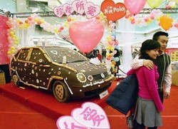 Nyam..nyam..Mobil Berlumuran Cokelat