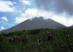 Sinar Api Terlihat di Puncak Semeru Setinggi 15 Meter