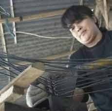 Limbah Kawat Dimanfaatkan Warga di Kediri Jadi Gantungan Baju