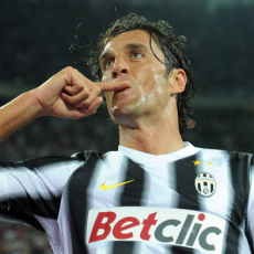 Luca Toni Lanjutkan Karier di Dubai