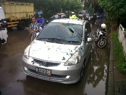 Pohon Tumbang Timpa 1 Honda Jazz di Pejompongan