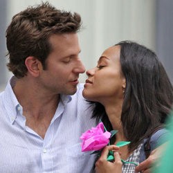 Bradley Cooper Berciuman dengan Zoe Saldana