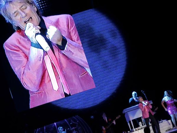 Konser Rod Steward Begitu Membuai