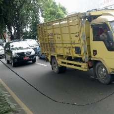Awas! Kabel Listrik di Depan Mie 55 Menggelantung di Tengah Jalan