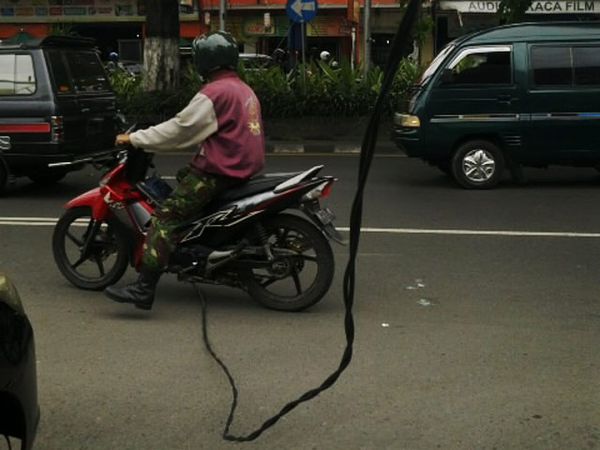 Kabel Listrik Rintangi Jalan Raya