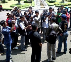 Jurnalis MNC TV Dipukuli PKL, Wartawan Gelar Aksi di Balaikota