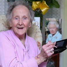 Wow! Nenek 100 Tahun Panjang Umur karena Doyan Ngegame 