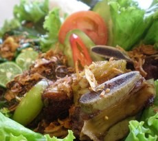 Pedasnya Iga Geprek Aunties Pantry yang Membakar Lidah