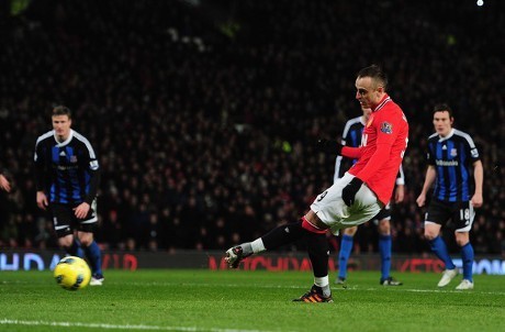 Dua Gol Penalti Bawa MU Tempel City