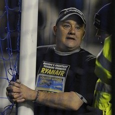 Aksi Borgol Diri Suporter Sempat Tunda Laga Everton vs City