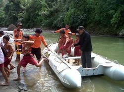 Jembatan Putus, Ratusan Siswa Garut Terlunta-lunta ke Sekolah