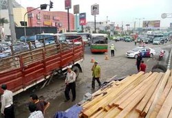 Truk Gandeng Pengangkut Kayu Terlepas, Timpa Pejalan Kaki