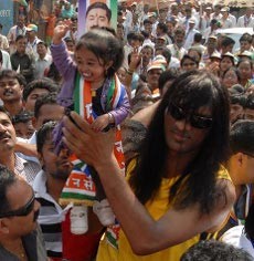 Baru 18 Tahun, Wanita Terpendek di Dunia Terjun ke Politik