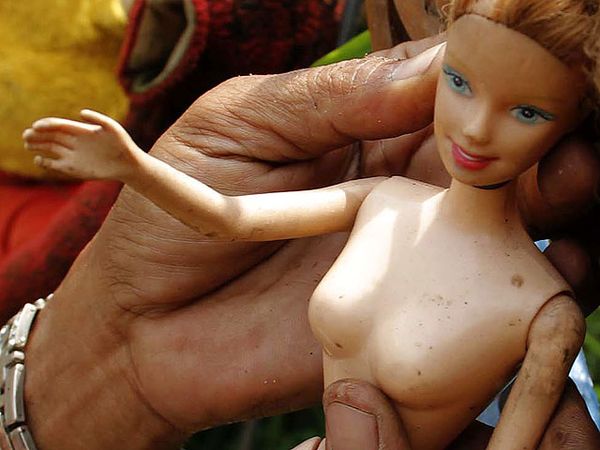 Sampah Boneka Hiasi Pintu Air Manggarai