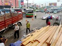 Brukk...Truk Isi Kayu Balok Terguling