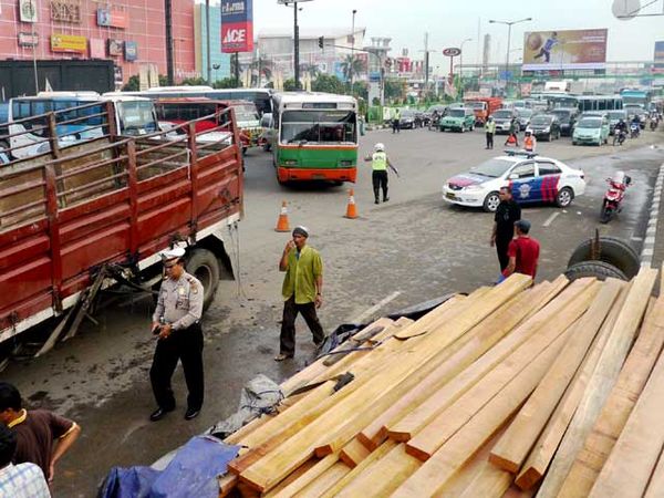 Brukk...Truk Isi Kayu Balok Terguling