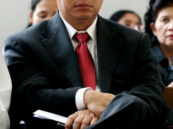 Melipat Status Sosial ala Humphrey Djemat