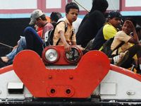 Bertaruh Nyawa di Atap Gerbong