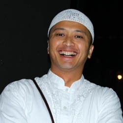 Ditanya Soal Nikah, Ferry Maryadi Dorong Kamera Wartawan