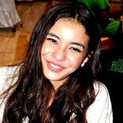 Manohara Mesra dengan Seorang Gubernur?