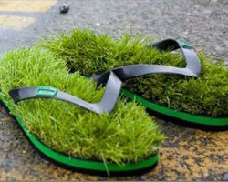 Wow Ada Sandal Unik Beralaskan Rumput