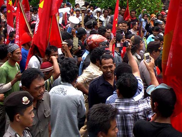 Massa Ratu Adil Blitar Tolak Tambang Pasir