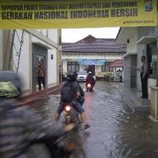 Kapolres Baru Sidoarjo Dikado Banjir