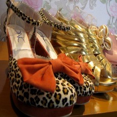 Uniknya Perkawinan Flat Shoes dan Wedges ala DnC