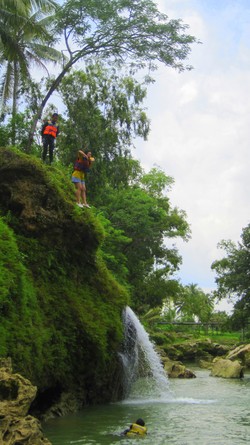Terjun Bebas dari Ketinggian 7 meter di Gua Pindul
