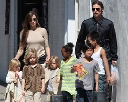 Brad Pitt Paksa 6 Anaknya Bangun Pagi dengan Coca Cola