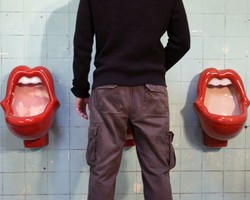 Wanita Protes Bentuk Toilet Pria di Museum Rolling Stones