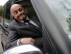 Mobil Milik Kakek Ini Dipukuli Petugas Polisi