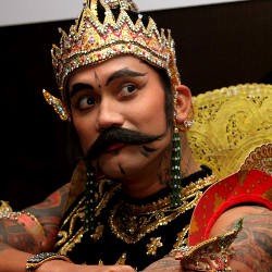 Tora Sudiro Bangga Naik Sepeda Pakai Kostum Gatot Kaca