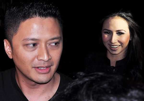 Ferry Maryadi & Deswita Kompak Hitam-hitam