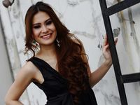 Tata Sivek Seksi dengan Dress Hitam