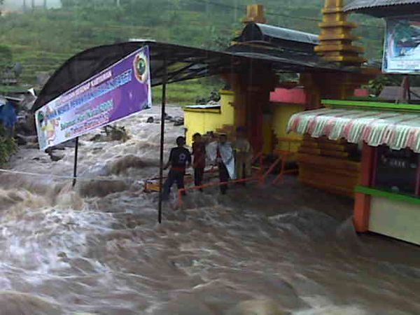 Lokasi Wisata Ubalan Pacet Disapu Banjir Bandang