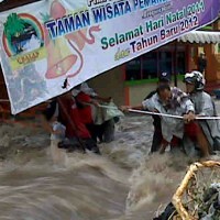 Banjir Bandang di Lokasi Wisata Pacet Sisakan Rasa Trauma Wisatawan