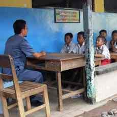Kelas Nyaris Runtuh, Siswa SDN di Situbondo Belajar di Teras Sekolah