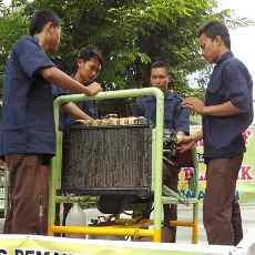 SMKN 3 Madiun Uji Coba BBM Plastik