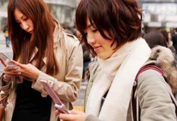 Ngobrol dan SMS-an Paling Ganggu Konsentrasi Pejalan Kaki