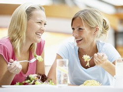 Jika Sedang Diet, Hindari Makan Bersama Orang Rakus