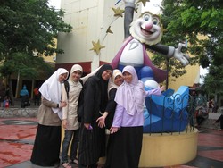 Menantang Wahana di Dunia Fantasi